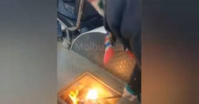 Водитель троллейбуса в Черновцах отогревала его огненным факелом в салоне с пассажирами
