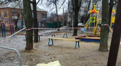 "Пролежал сутки": в Харькове обнаружили тело на детской площадке, жуткое фото