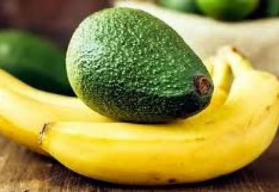 Названа болезнь, при которой полезно есть бананы и авокадо