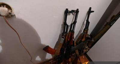 В доме мужчины, захватившего ребенка, найдено несколько единиц оружия – фото с места