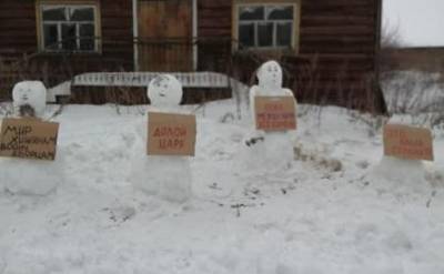 В Архангельской области задержали женщину, поставившую у дома снеговиков с надписями «Мир хижинам, войну дворцам»