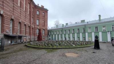 В СПбГУ по запросу прокуратуры демонтировали памятник Валиди