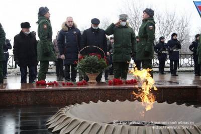 Сергей Морозов возложил цветы к обелиску Вечной Славы