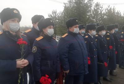 Следователи Ленобласти приняли участие в церемонии перезахоронения останков воина Красной Армии
