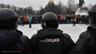 Адвокат заступилась за полицейского, ударившего женщину в Петербурге