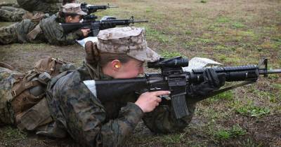 Женщинам-военнослужащим армии США разрешили красить губы и заплетать косы