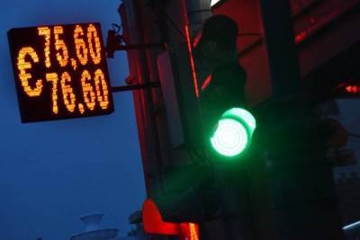 Рубль слабеет на низком глобальном спросе на риск