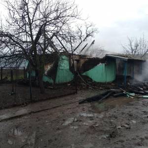 Во время тушения пожара в Запорожской области спасатели обнаружили труп. Фото