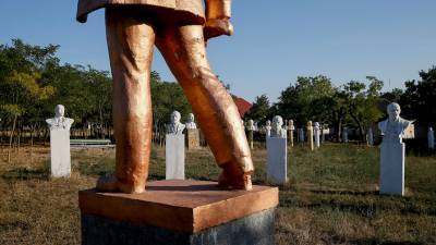 На Украине снесли один из последних памятников Ленину