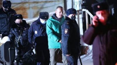 В квартире российского оппозиционера Навального проходят обыски