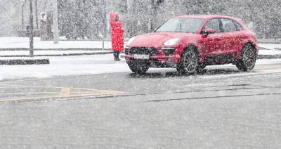 Московских водителей призвали быть аккуратнее на дорогах в снегопад
