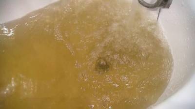 Ни попить, ни помыться: в Домодедове из кранов течет черная вода