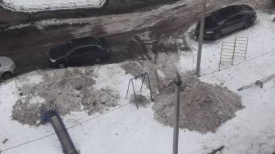 Глас народа | В Терновке грязный снег свалили на детскую площадку - penzainform.ru