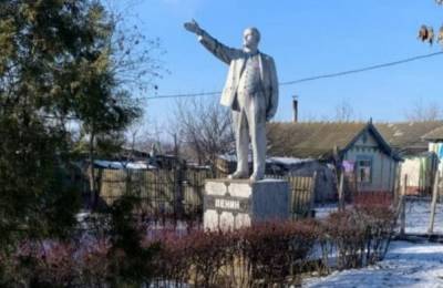 На Одесчине ликвидировали последний памятник Ленину в Украине: кадры "свержения" Иллича
