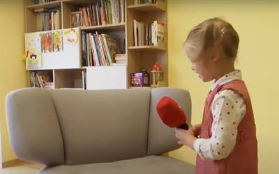 Четырехлетняя девочка покруче любого преподавателя учит украинскому языку, видео: "Не вилка, а виделка"