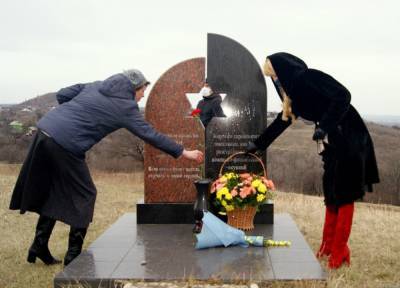 В Лисичанске провели мемориальное мероприятие у единственного в области памятника жертвам Холокоста