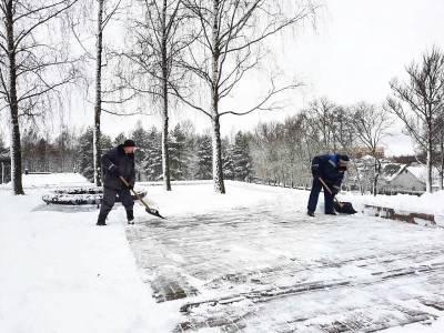 Парки и скверы Смоленска очищают от снега