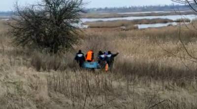 Под Киевом из реки достали тело мужчины: детали и видео с места трагедии