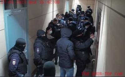 Полиция проводит обыски в квартирах Навального, его жены, соратников и в офисах ФБК и Навальный.Live