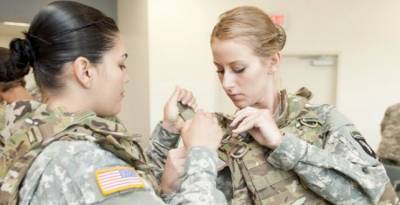 Американским военнослужащим разрешат пользоваться косметикой и носить украшения