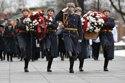 Память погибших во время блокады Ленинграда почтили на Пискаревском кладбище