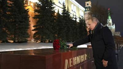 Путин возложил цветы к обелиску Ленинграда в Александровском саду
