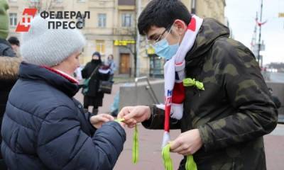 Молодогвардейцы Петербурга и Ленобласти поздравили ветеранов цветами и песнями