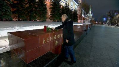 Путин возложил цветы к обелиску Ленинграда в Александровском саду в Москве