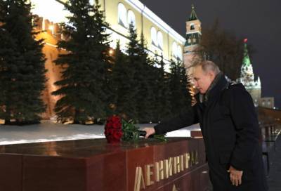 Владимир Путин возложил цветы к памятному знаку «Город-герой Ленинград» в Александровском саду