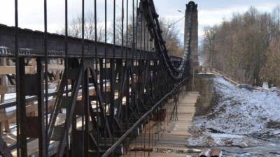 Деревянный пешеходный мост рухнул в Вологодской области