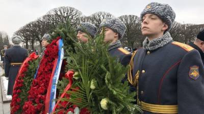 Путин возложил цветы в день 77-й годовщины снятия блокады Ленинграда