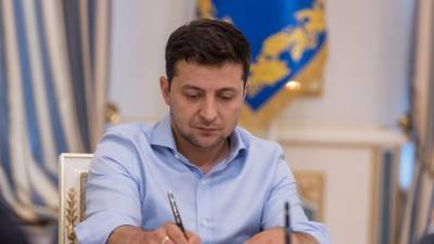 Зеленский подписал закон о лишении свободы чиновников за ложное декларирование