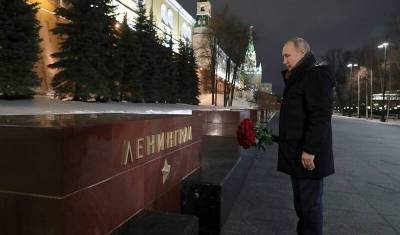 В годовщину снятия блокады Ленинграда Путин возложил цветы в Александровском саду