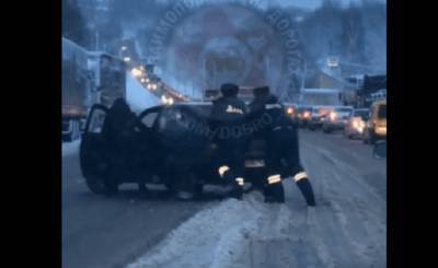 В Смоленске сотрудники ГИБДД помогли водителю, у которого сломался автомобиль