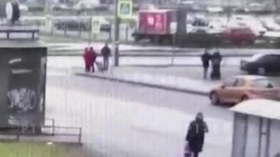 Видео: "Мерседес" вылетел с дороги и сбил пешехода на Рихарда Зорге