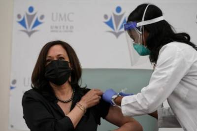Избранная вице-президент США Камала Харрис получила вторую дозу вакцины от коронавируса