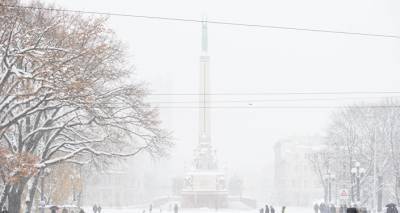 Минус десять градусов и тридцать сантиметров снега в Латвии: синоптики предупреждают