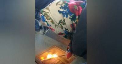 В Черновцах водитель троллейбуса отогревала его горящим факелом через люк в салоне (видео)