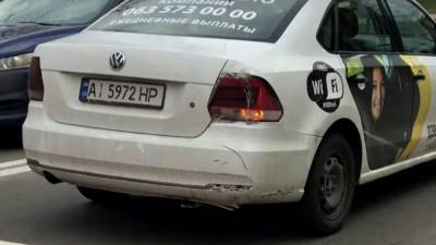 В Киеве таксист сбил девушку на пешеходном переходе: видео 18+