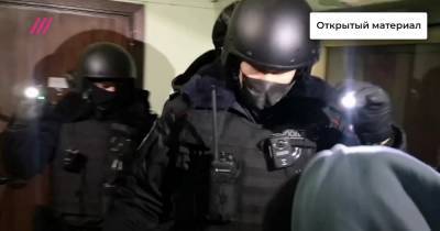 «Зашли с ломом и 40 минут что-то долбили»: как проходил обыск в квартире Навального в Марьино