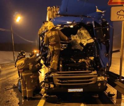 В аварию под Задонском попали два грузовика