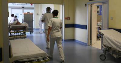 "Освобождал койки". В Италии врача подозревают в смертельных инъекциях больным COVID-19