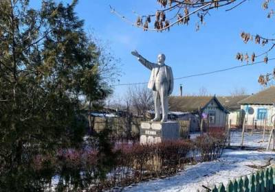 Последний памятник Ленину снесли в Украине (фото)