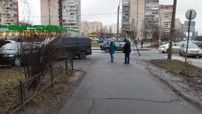 На улице Рихарда Зорге минивен сбил девушку на тротуаре