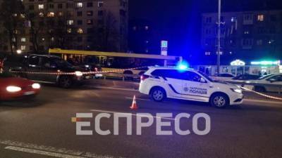 В Киеве автомобиль сбил пешехода, который хотел перейти дорогу в неположенном месте