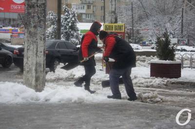 В Одессе на Таирова активно убирают последствия непогоды (фото)