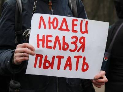 В Дагестане матери устроили пикет с требованием наказать полицейских, пытавших их сыновей