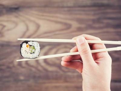 Как правильно держать палочки для суши: особенности японского этикета