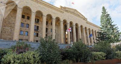 Комитет парламента Грузии удовлетворил первые просьбы оппозиционеров об отказе от мандатов