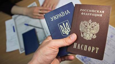 В Киеве предложили ограничить в правах украинцев с российским паспортом